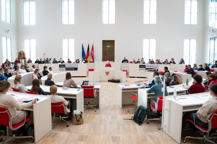 Blick in den Plenarsaal während der Begrüßung der Landtagspräsidentin Prof. Dr. Ulrike Liedtke.