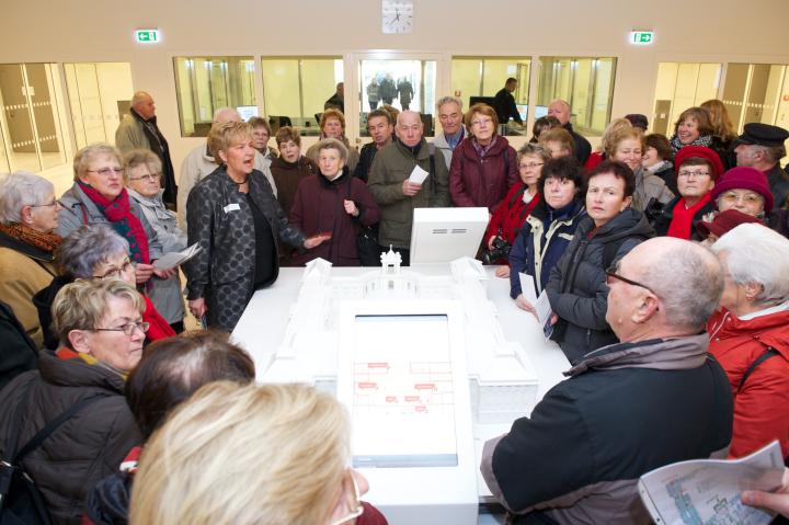 Die Landtagsabgeordnete Elisabeth Alter erklärt den Besucherinnen und Besuchern des Eröffnungswochenendes ein Architekturmodell des neuen Landtagsgebäudes. 