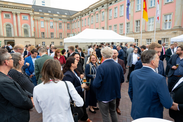 Impression vom Eintreffen der Gäste zum Parlamentarischen Sommerabend.