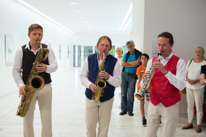 Musikalischer Auftakt zur Ausstellungeröffnung durch das Saxophon Trio Les Connaisseurs.