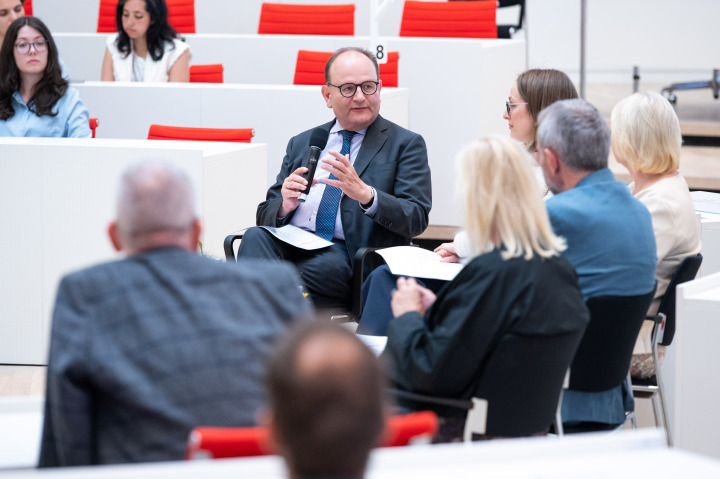 Der Direktor u. Chef-Ökonom des Potsdam-Institut für Klimafolgenforschung Prof. Dr. Ottmar Edenhofer während der Podiumsdiskussion zum Thema: Demokratie und Kulturerbe in Zeiten des Klimawandels.