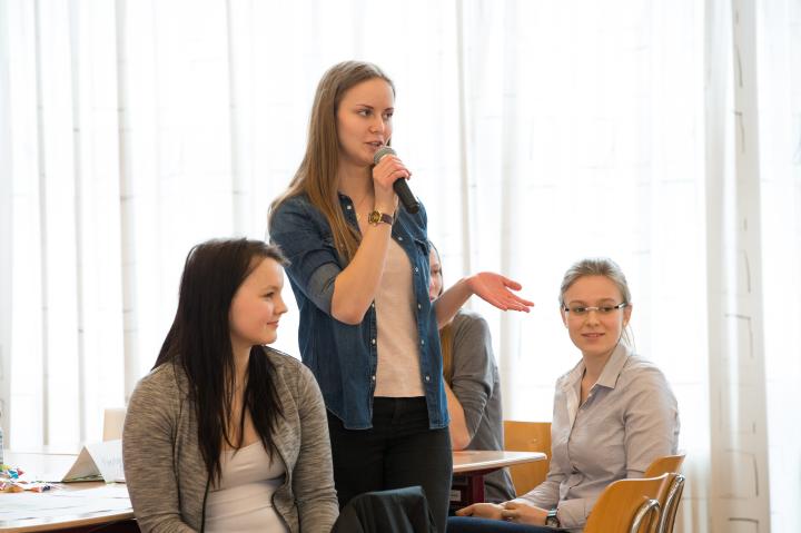 Schülerin stellt die politische Sachfrage an ihrem Thementisch vor.