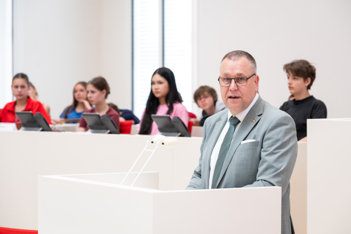 Landtagsvizepräsident Rainer Genilke begrüßt die Anwesenden zur Preisverleihung des 73. Europäischen Wettbewerbs