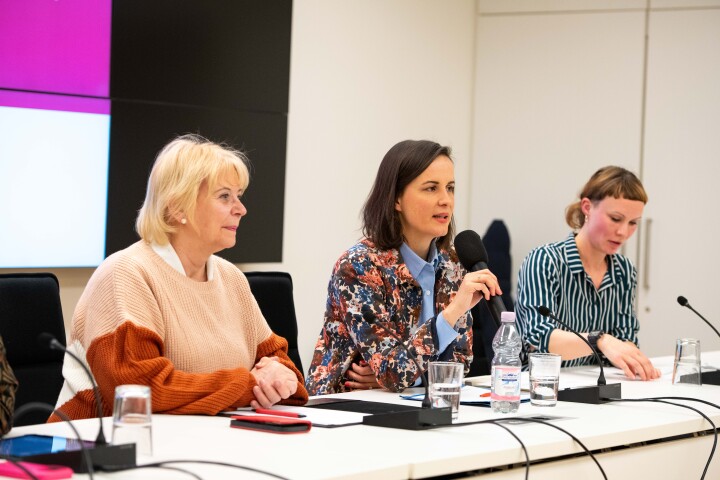 mabb-Direktorin Dr. Eva Flecken (m.) beantwortet die gestellten Fragen.