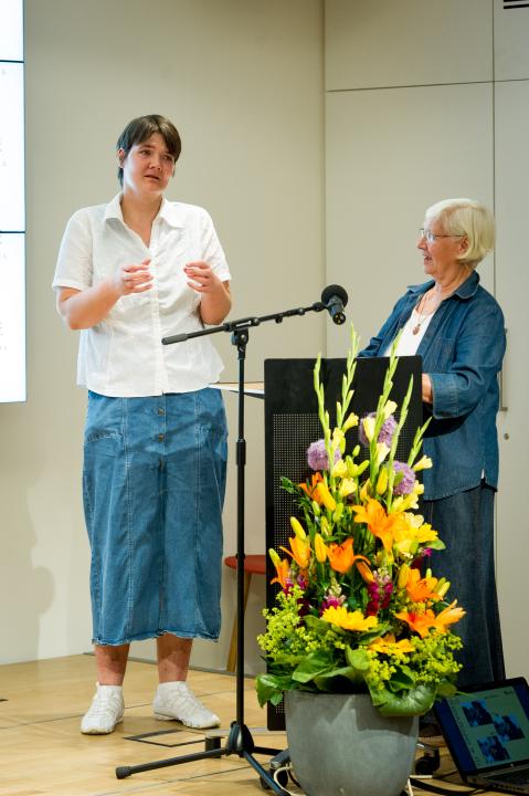 Einführung in die Ausstellung durch die Kursleiterin Brigitte Fricke (r.) und die Künsterlin Kerstin Leichnitz (l.).