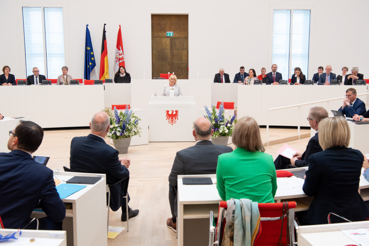 Blick in den Plenarsaal während der Begrüßung der Landtagspräsidentin Prof. Dr. Ulrike Liedtke