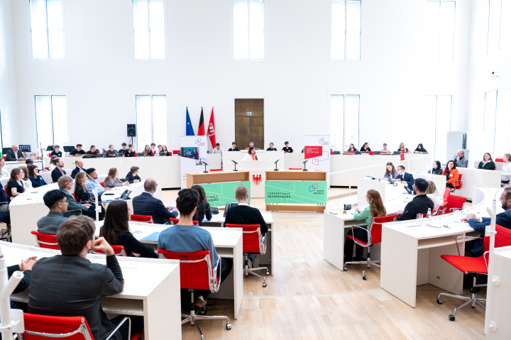 Blick in den Plenarsaal während der Begrüßung der Landtagsvizepräsidentin Dr. Jouleen Gruhn