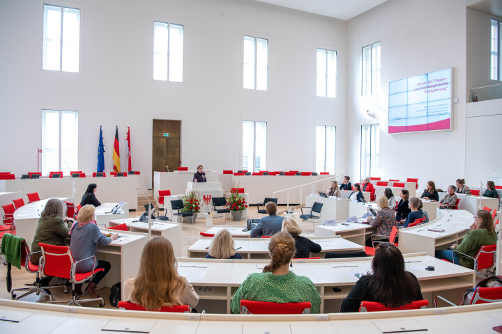 Blick in den Plenarsaal während des Impulsvortrages der Bundesministerin für Wohnen, Stadtentwicklung und Bauwesen Klara Geywitz