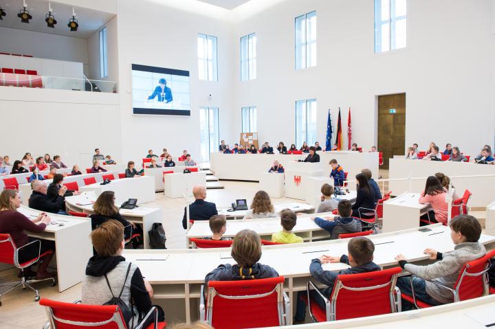 Blick in den Plenarsaal während der Eröffnung des Safer Internet Day im Landtag.