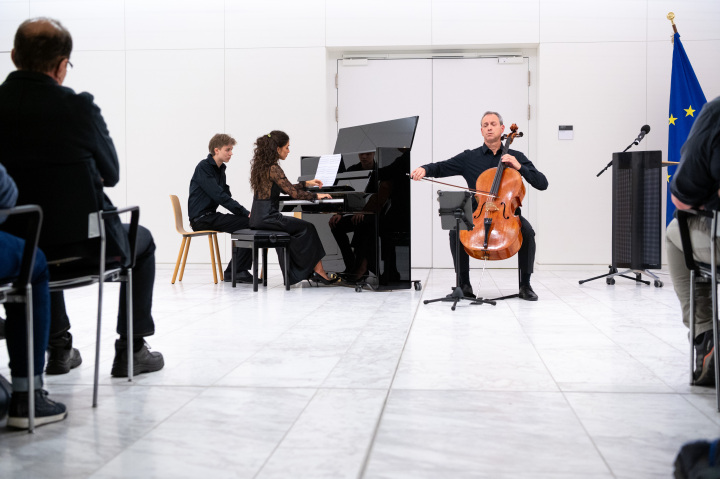 Die Pianistin Dana Hreish und der Cellist Ithay Khen während des Konzerts.