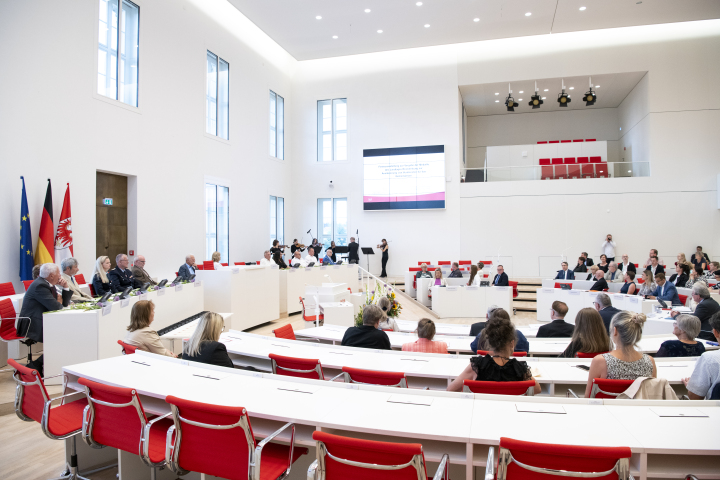 Blick in den Plenarsaal während des musikalischen Auftakts