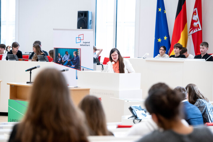 Begrüßung der Landtagsvizepräsidentin Dr. Jouleen Gruhn zum Landesfinale „Jugend debattiert“ 2026 im Plenarsaal des Landtages.