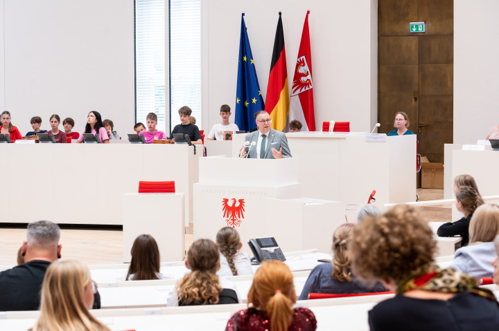 Blick in den Plenarsaal während der Begrüßung durch den Landtagsvizepräsidenten Rainer Genilke