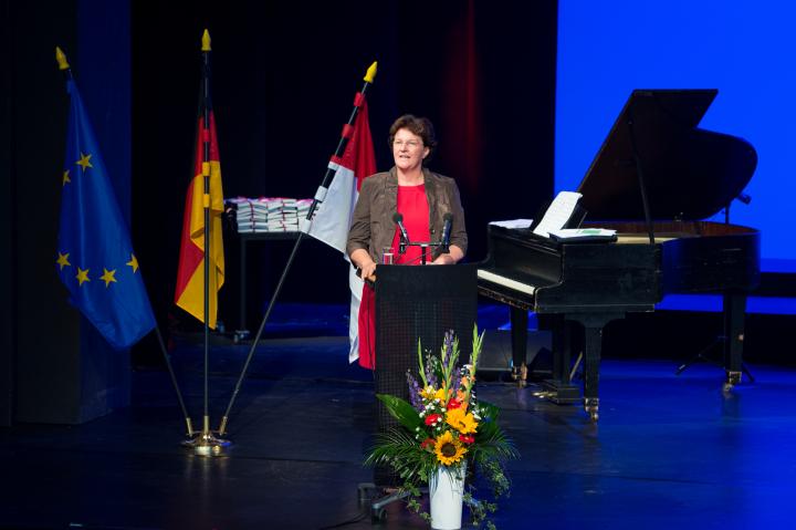 Begrüßung durch die Landtagspräsidentin Britta Stark.