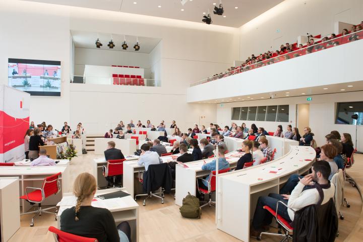 Blick in den Plenarsaal während des Landesfinales „Jugend debattiert“.