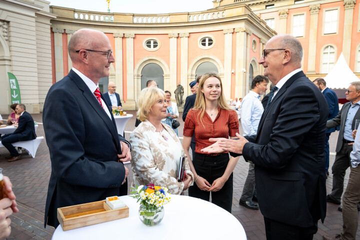 Impression vom Eintreffen der Gäste zum Parlamentarischen Sommerabend.