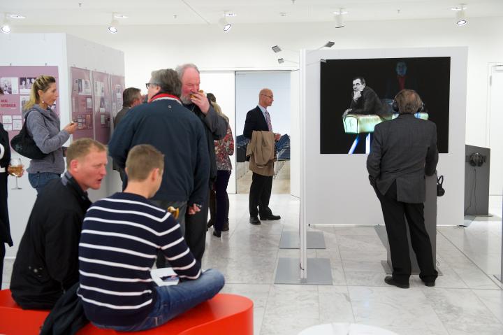 Besucher der Ausstellungseröffnung.