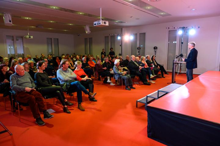 Blick in den Raum vor Beginn der Theateraufführung