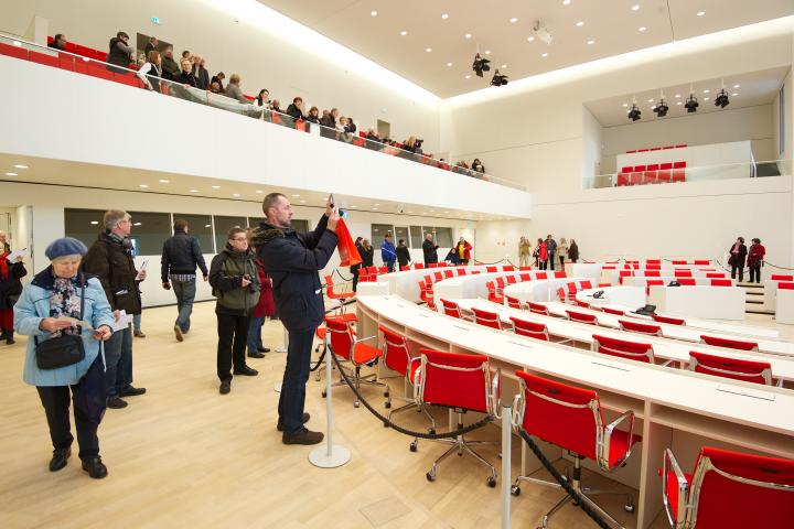 Besucherinnen und Besucher des Eröffnungswochenendes im Plenarsaal des Landtages Brandenburg.