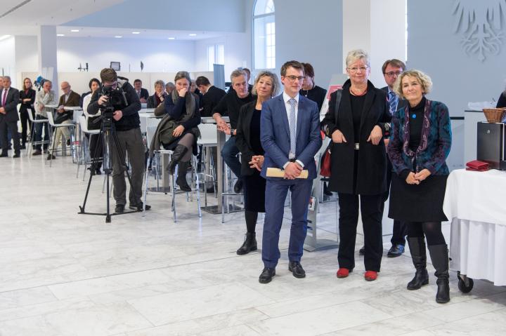 Blick in die Lobby während der Ausstellungseröffnung