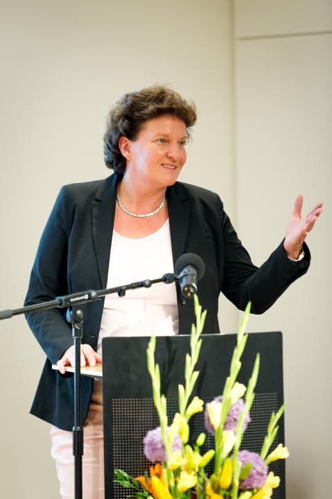 Landtagspräsidentin Britta Stark begrüßt die Gäste zur Ausstellungseröffnung.