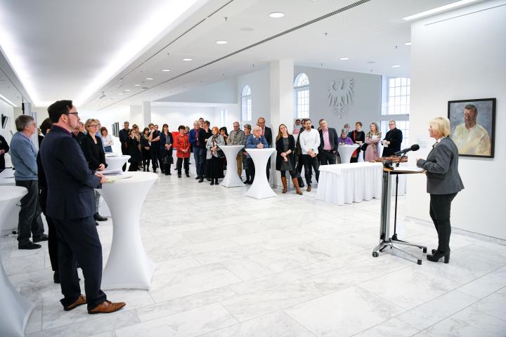 Blick in die Lobby während der Ausstellungseröffnung