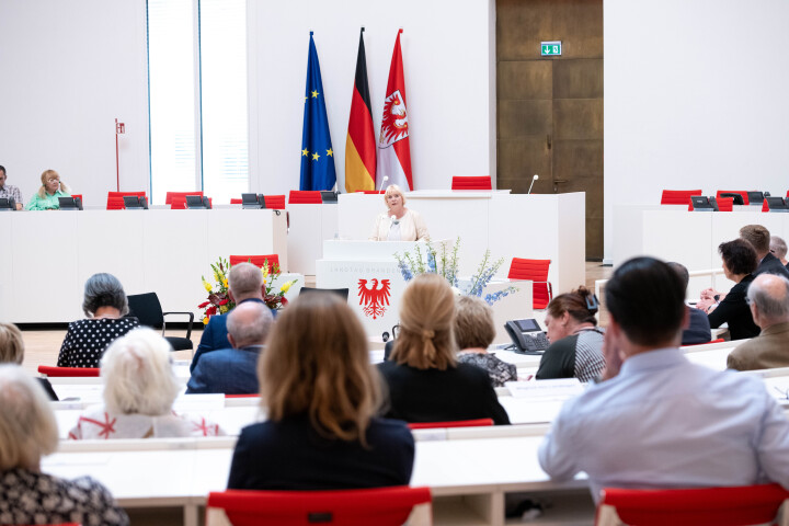 Blick in den Plenarsaal während des Grußwortes der Landtagspräsidentin Prof. Dr. Ulrike Liedtke