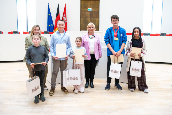 Auszeichnung der Kinder durch die Landtagspräsidentin Prof. Dr. Ulrike Liedtke (5. v. l.) und die stellvertretende Vorsitzende des Ausschusses für Bildung, Jugend und Sport Annemarie Wolff (2. v. l.)