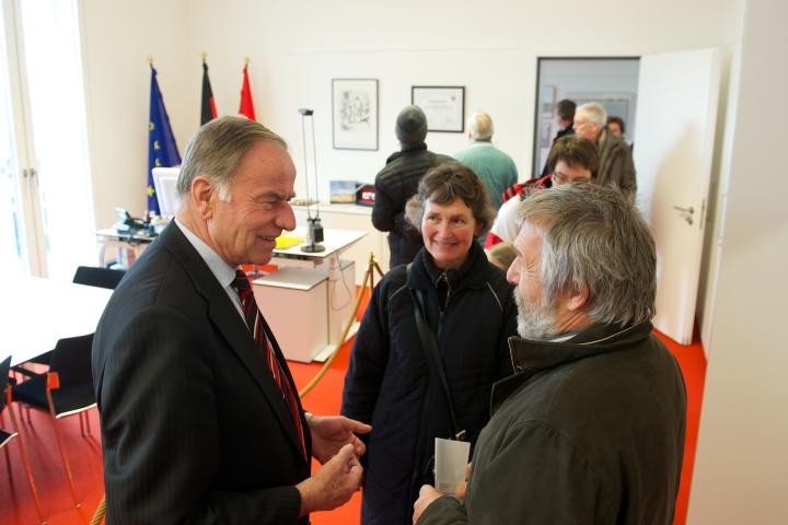 Landtagspräsident Gunter Fritsch im Gespräch mit Besuchern der Landtagseröffnung.