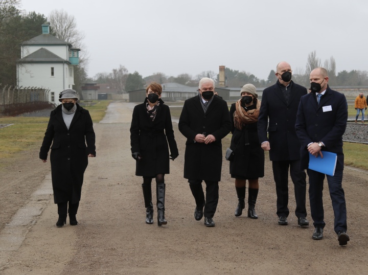 Rundgang durch die Gedenkstätte Sachsenhausen, v. l. n. r.: Landtagspräsidentin Prof. Dr. Ulrike Liedtke, Ehefrau des Bundespräsidenten Elke Büdenbender, Bundespräsident Frank-Walter Steinmeier, Kulturministerin Manja Schüle, Ministerpräsident Dr. Dietmar Woidke und der Direktor der Stiftung Brandenburgische Gedenkstätten Dr. Axel Drecoll