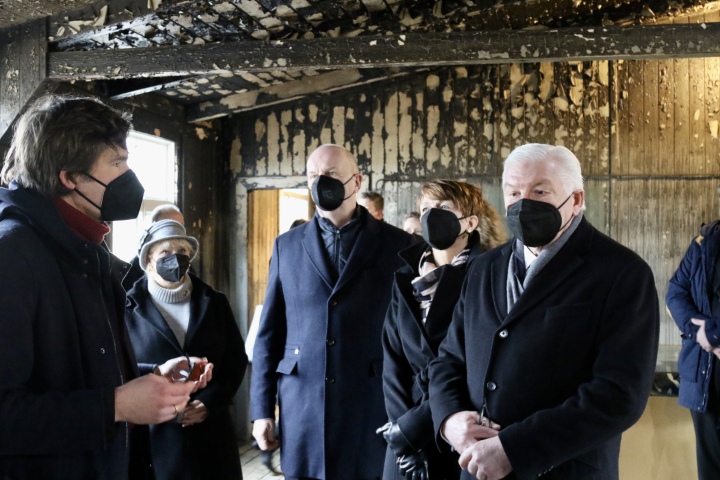 Rundgang durch die Gedenkstätte Sachsenhausen, v. l. n. r.: Gästeführer der Gedenkstätte Sachsenhausen, Landtagspräsidentin Prof. Dr. Ulrike Liedtke, Ministerpräsident Dr. Dietmar Woidke, Ehefrau des Bundespräsidenten Elke Büdenbender und der Bundespräsident Frank-Walter Steinmeier