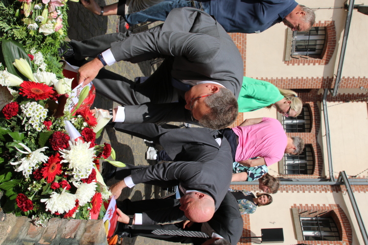 Vizepräsident Rainer Genilke (l.) legt Kranz des Landtages Brandenburg