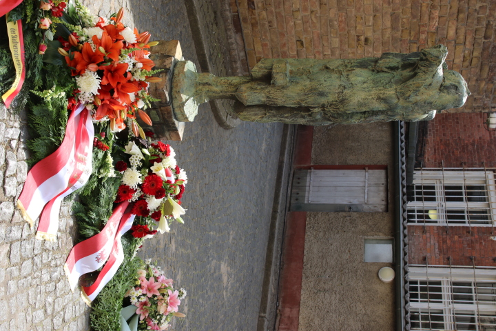 Kranzniederlegung während der zentralen Gedenkveranstaltung in der Gedenkstätte Lindenstraße in Potsdam.