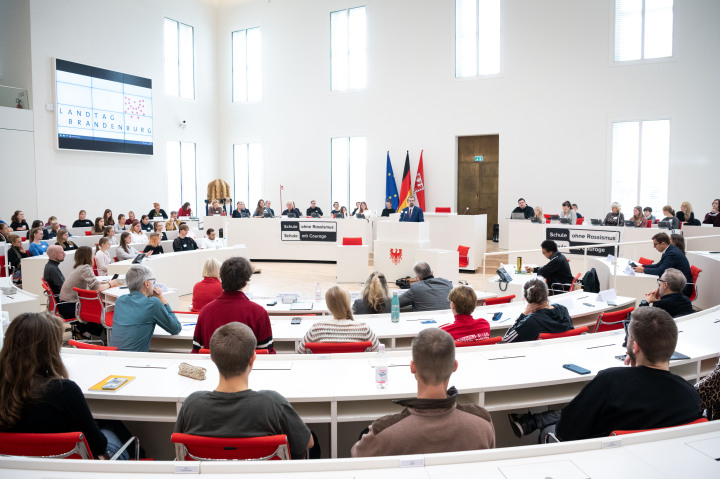 Blick in den Plenarsaal während des Grußwortes des Ministers für Bildung, Jugend und Sport Steffen Freiberg