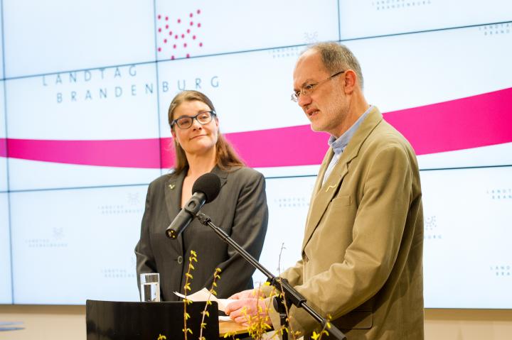 Einführung in die Ausstellung von Kathrin Arndt (l.), von Die Altstädter e. V. und durch den Kurator der Ausstellung Dr. Wulf Holtmann (r.).