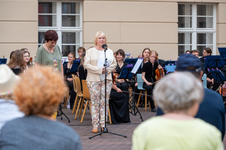Begrüßung der Landtagspräsidentin Prof. Dr. Ulrike Liedtke zur Auftaktveranstaltung „Kunst zur Zeit 2025“ im Innenhof des Landtages