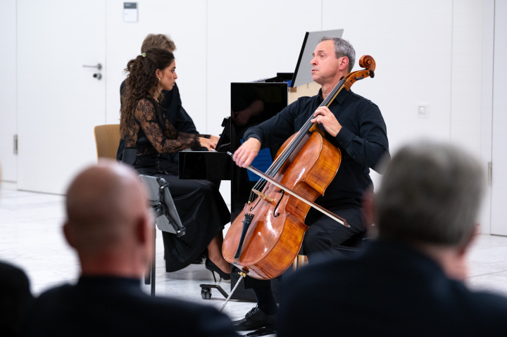 Die Pianistin Dana Hreish und der Cellist Ithay Khen während des Konzerts.