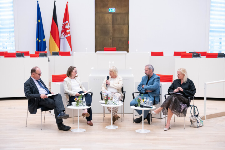 Blick in das Podium während der Podiumsdiskussion, V. l. n. r.: Prof. Dr. Ottmar Edenhofer, Prof. Dr. Hanna Schwander, Prof. Dr. Ulrike Liedtke, Prof. Dr. Hermann Parzinger und Barbara Gessler