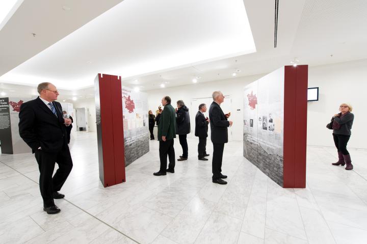 Blick in den Ausstellungsbereich nach der Eröffnung.