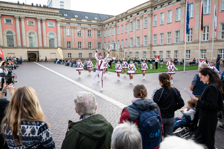 Begrüßung im Innenhof durch den Fanfarenzug Frankfurt (Oder)