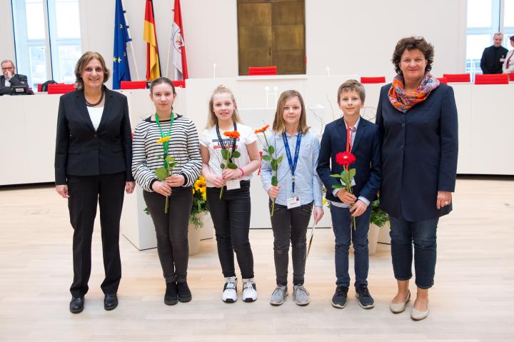 Die Preisträgerinnen und Preisträger des 3. Landespreises (Kategorie Grundschulen) der Schülerzeitung Reporterkids von der Grund- und Oberschule Schenkenland