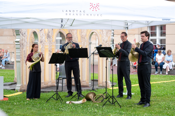 Das Hornquartett des Brandenburgischen Staatsorchesters Frankfurt bei der fünften Veranstaltung „Kunst zur Zeit“ im Innenhof des Landtages