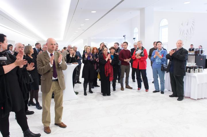 Blick in den Ausstellungsbereich während der Ausstellungseröffnung.