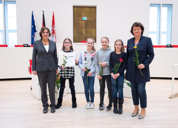 Die Preisträgerinnen des 3. Landespreises (Kategorie Grundschulen) der Schülerzeitung PAULIE von der Paul-Maar-Grundschule Schönefeld/OT Großziethen