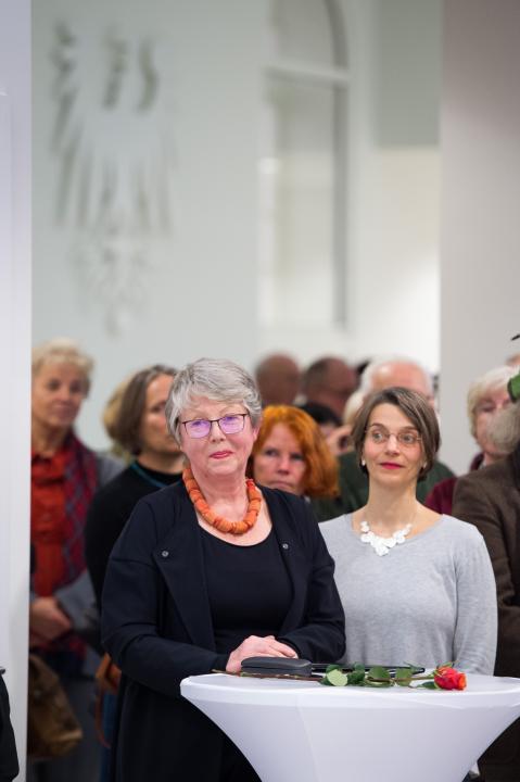Die beiden Initiatorinnen der Ausstellung, Dr. Gerlinde Förster (l.) und Christine Düwel von der GEDOK Brandenburg e. V.