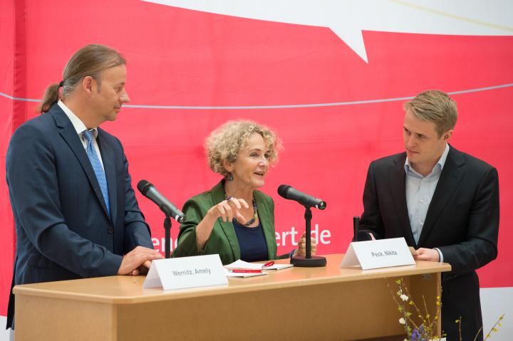 Podiumsgespräch mit der Vorsitzenden des Bildungsausschusses Gerrit Große (m.) und dem Staatssekretär des Bildungsministeriums Dr. Thomas Drescher (l.).