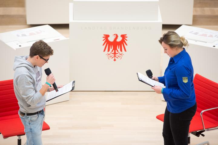 1. Szenische Lesung: Erster Abschnitt aus der Szenischen Lesung am Scheideweg durch Teilnehmer der Cottbusser Zeitensprüngegruppe "Am Scheideweg" - Erinnerungen an einen Unrechtsstaat.