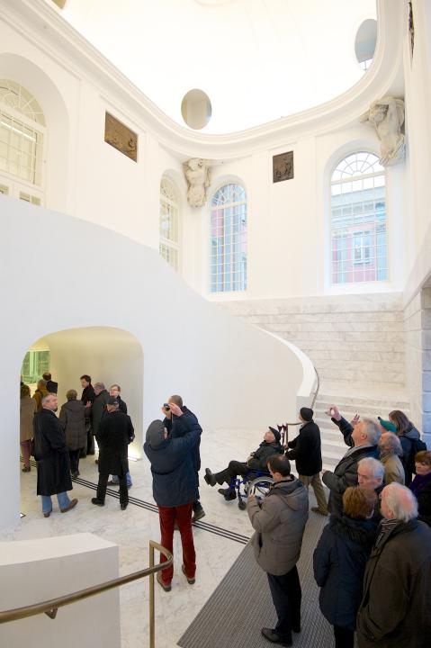 Betreten des Gebäudes durch das historische Treppenhaus.