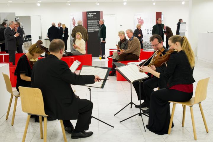 Blick in den Ausstellungsbereich nach der Eröffnung.