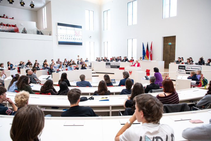 Blick in den Plenarsaal während der Begrüßung der Landtagspräsidentin Prof. Dr. Ulrike Liedtke